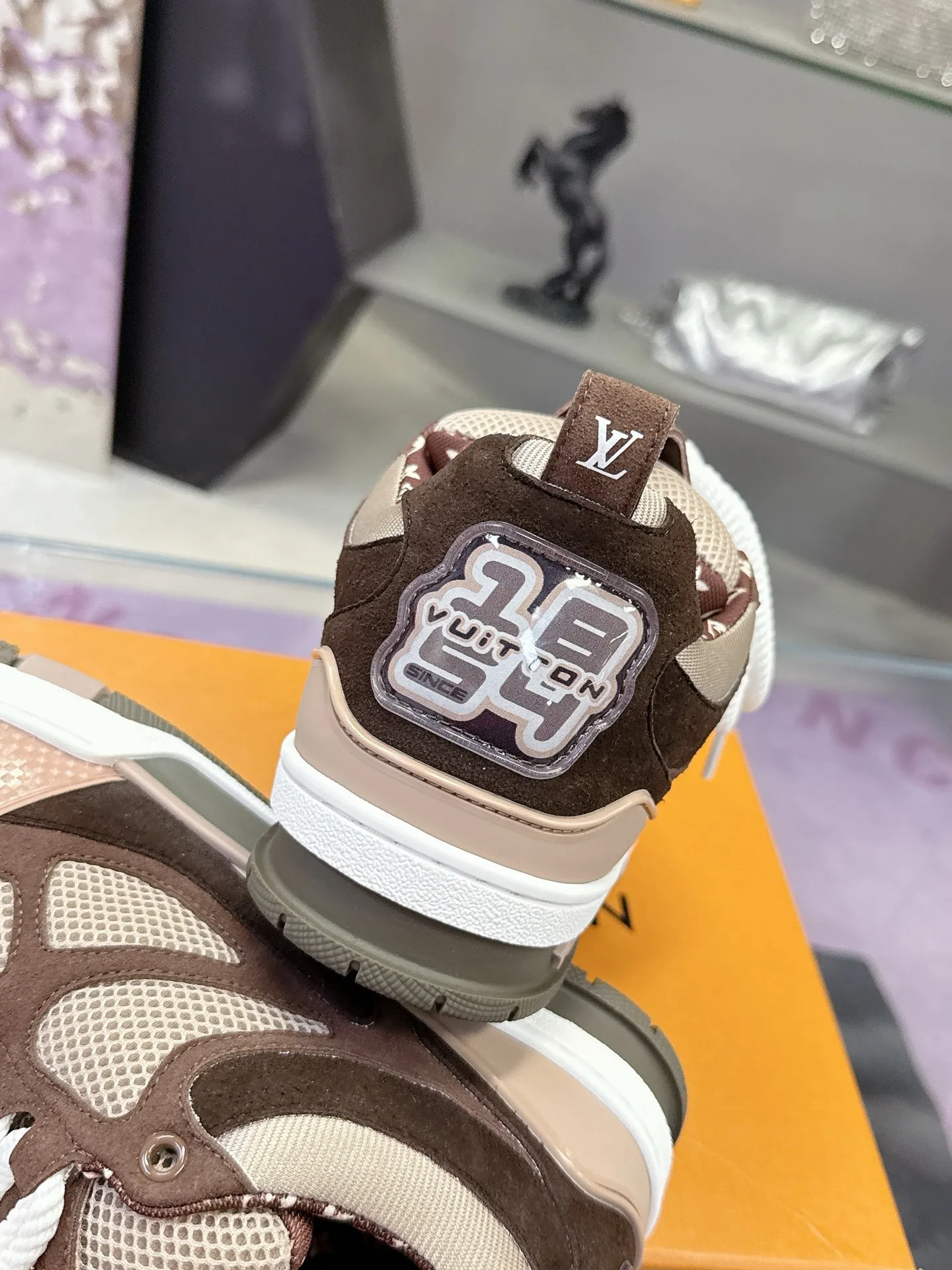 Factory price: 760💰 𝙇𝙑 𝟐𝟎𝟐5 𝐒𝐒 𝐧𝐞𝐰 Officially synchronized new colors💗 Louis Vuitton catwalk skateboard shoes are a hit, LOUIS VUITTON Trainer is undoubtedly one of the most successful Sneakers launched by luxury brands, but the pace of exploration will not stop. LOUISVUITTON will also bring a new series of skateboard shoes in the spring of 2025. The new series in the picture returns to the 90s Chunky Skate Shoes look and feel. The uppers are made of leather and mesh. The fat silhouette and thick shoelaces are very eye-catching. It is expected to have quite a few colors like the Trainer. Judging from the previous DIOR show skate shoes, this chunky style may be even stronger next year.  💎 LV small bread series LV bread shoe series 😘 Couple model Size: Female 35-40 Male 39-44, customized 45, 46